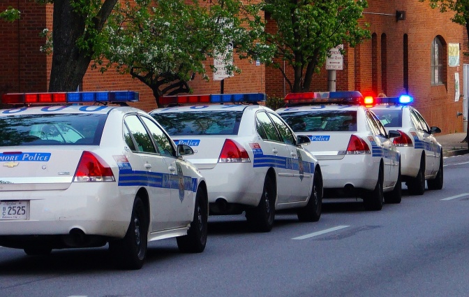 Eine Reihe amerikanischer Polizeiautos am Straßenrand