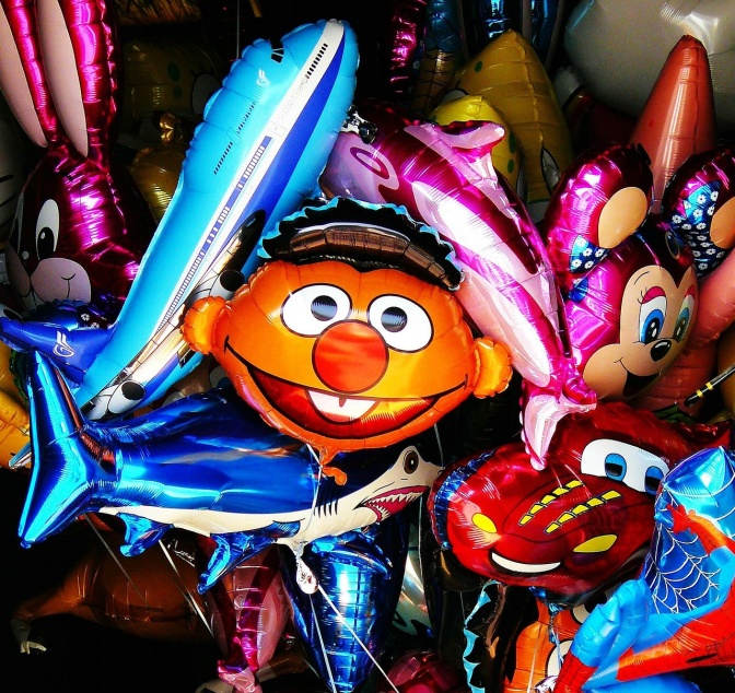 Ein Heliumballon mit dem Gesicht von Ernie