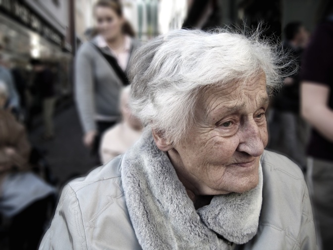Eine alte Frau mit Falten und weißen Haaren