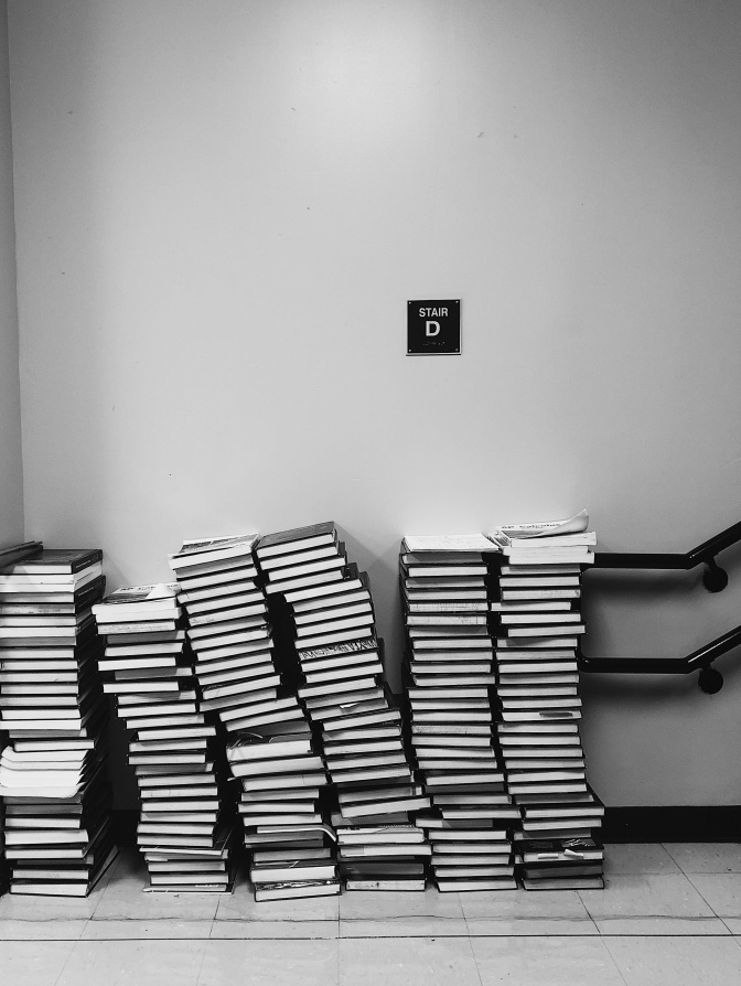 Stapel von Büchern auf dem Boden aufgestapelt