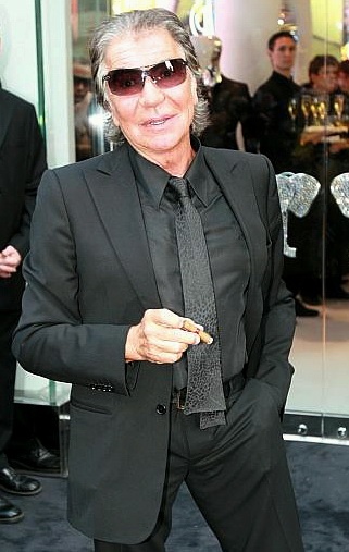 Roberto Cavalli in einem schwarzen Anzug mit schwarzer Krawatte und großer Sonnenbrille.