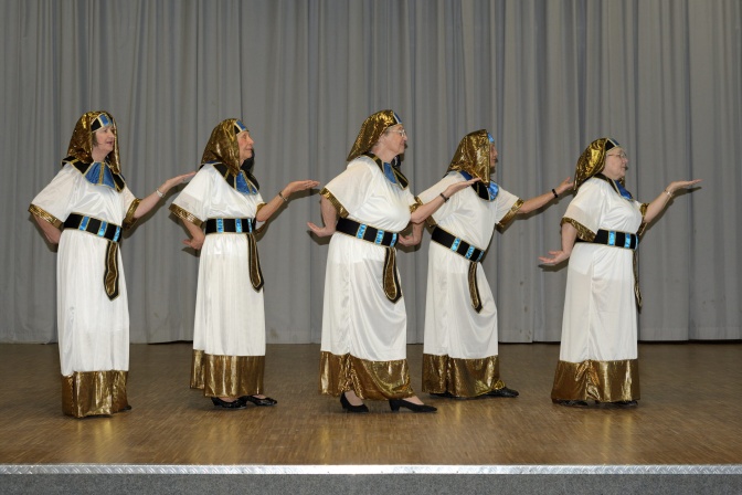 5 ältere Frauen in selbstgenähten Kostümen, die an Kleidung im alten Ägypten erinnern.