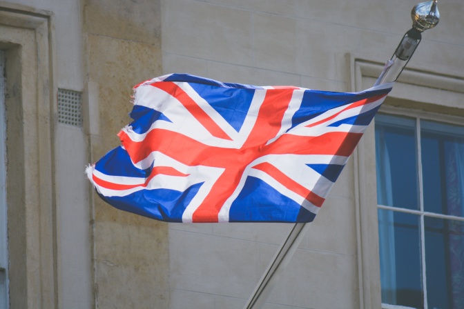 Eine britische Flagge weht im Wind. Am Rand ist sie leicht ausgefranst.