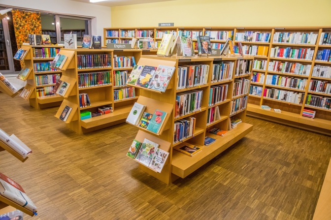 Regale mit Kinderbüchern in einer Bibliothek