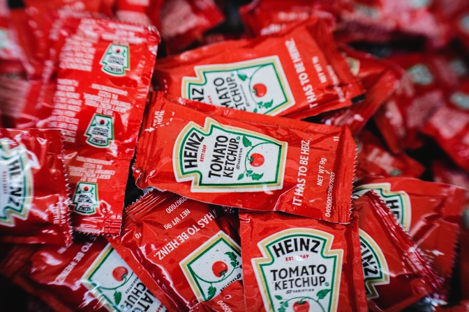 Viele kleine rote Ketchup-Tüten der Firma Heinz