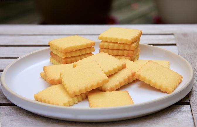 Kekse aus hellem Mehl auf einem weißen Tablett.