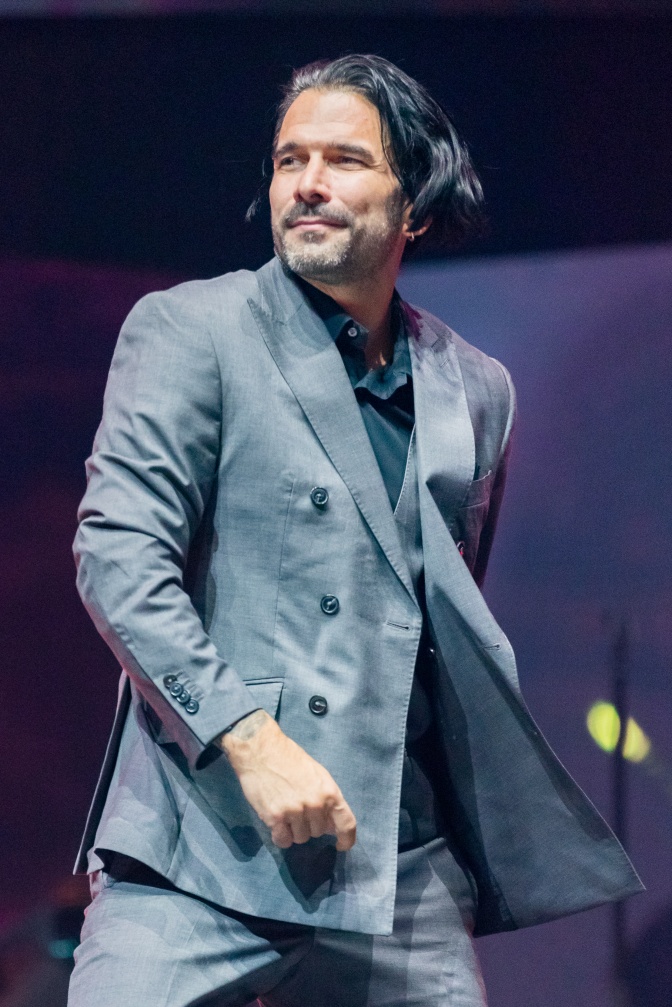 Marc Terenzi auf der Bühne mit etwas längereen, grau werdenden Haaren in einem grauen Anzug.