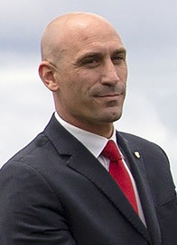 Luis Rubiales mit Glatze in Anzug und roter Krawatte