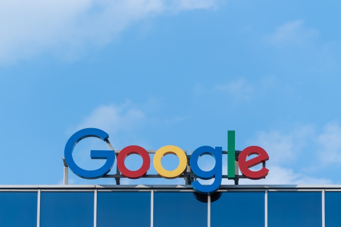 Der Google-Schriftzug in Leuchtbuchstaben an einem Gebäude.