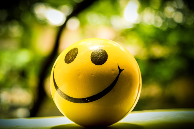 Ein gelber Ball mit Smiley-Gesicht im Freien