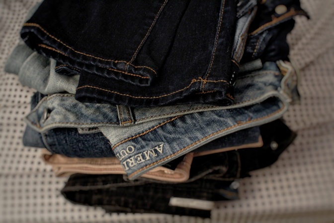 Ein Stapel mit Jeans in verschiedenen Waschungen
