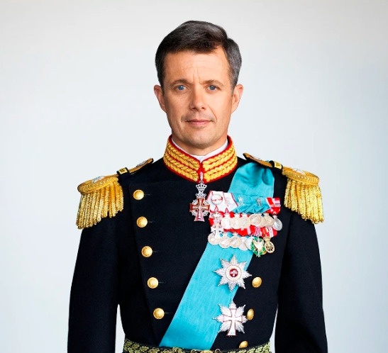 König Frederik in einer Uniform mit Schärpe und vielen Orden.