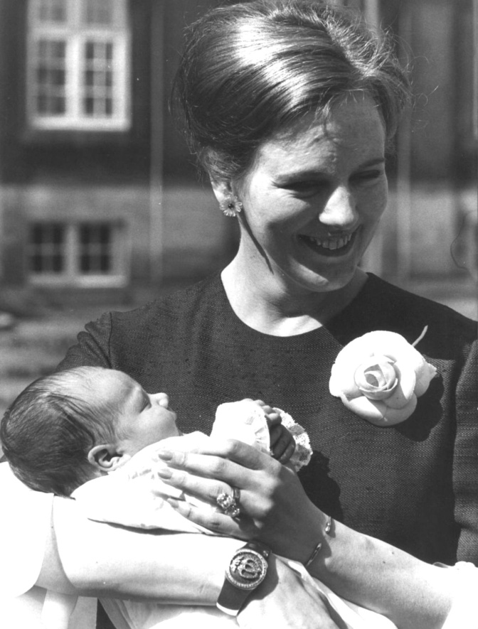 Ein schwarz-weiß-Foto der jungen Margrethe mit ihrem Baby auf dem Arm.