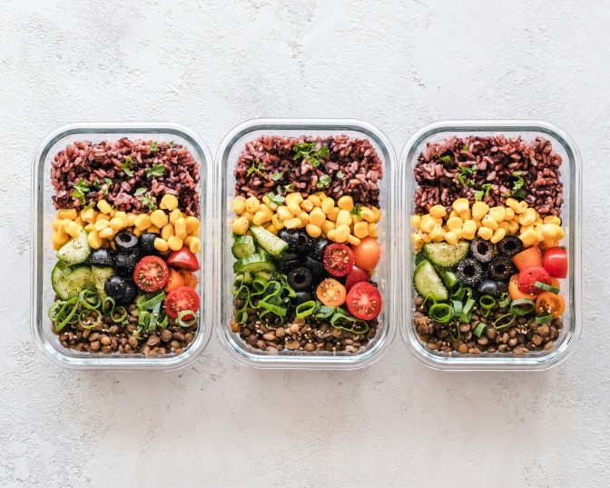 Drei Glasbehälter mit Salat stehen nebeneinander.