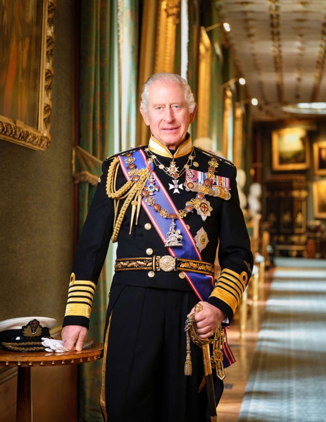 König Charles in festlicher Uniform mit Schärpe und vielen Orden.