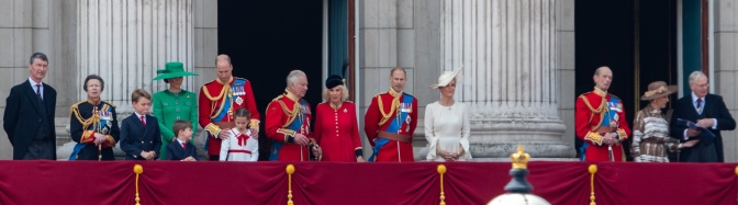 Die engen Mitglieder der britischen Königsfamilie in einem Panoramafoto auf dem Balkon, der rot geschmückt ist.