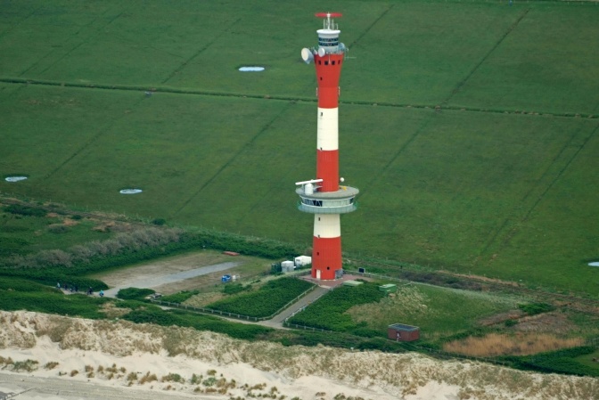 Ein rot-weiß-gestreifert Leuchtturm