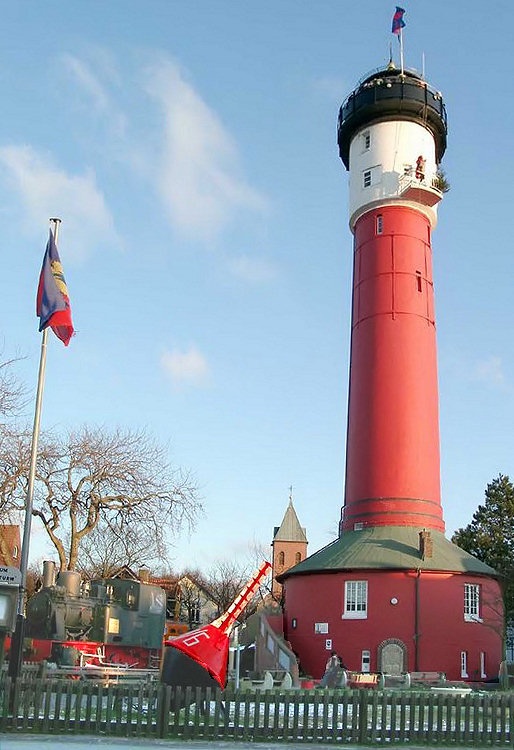 Ein roter Leuchtturm mit einer weißen Spitze und einem schwarzen Dach.