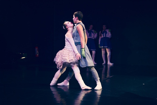 Eine Tänzerin mit und eine Tänzerin ohne DownSyndrom auf der Bühne.