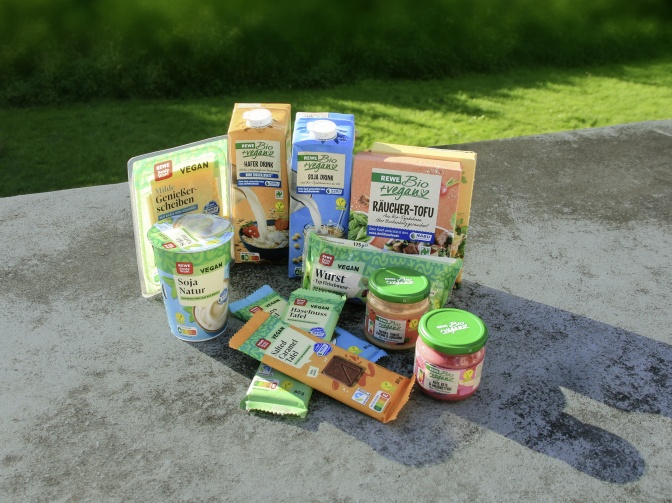 Verpackte, vegane Lebensmittel von Rewe Eigenmarken