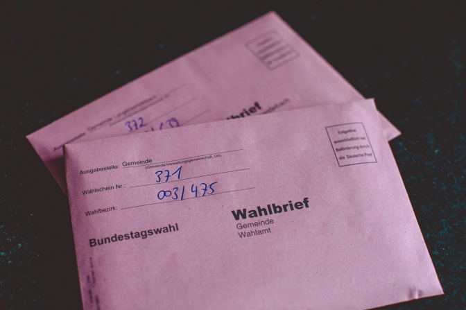 2 rosane Umschläge mit Wahlunterlagen. Darauf steht: Wahlbrief.