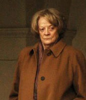 Maggie Smith in einem braunen Mantel mit kinnlangen grauen Haaren.