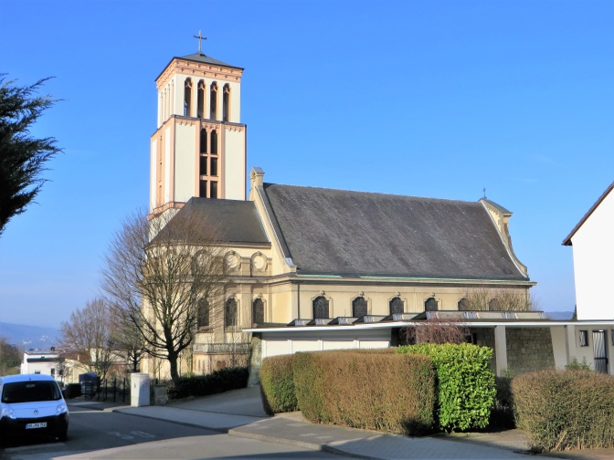 Ein großes Kirchengebäude mit Kirchenschiff und großem Turm.