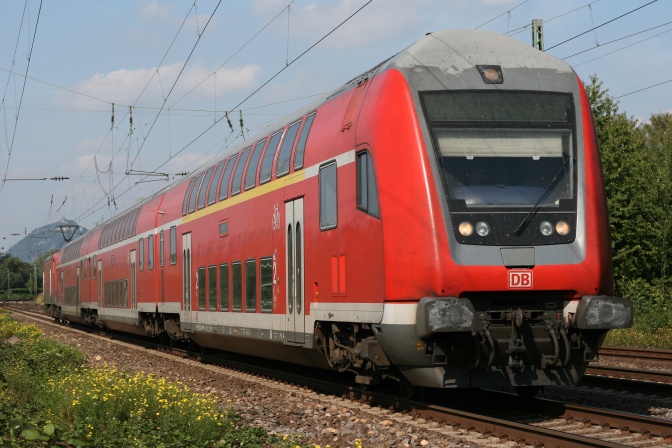 Eine rot-weiße Regionalbahn der DB auf den Schienen
