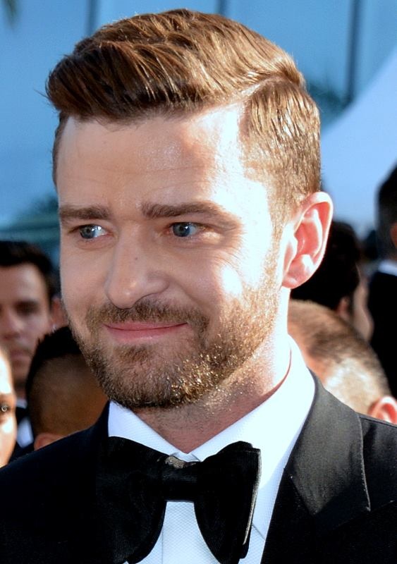 Justin Timberlake mit Dreitagebart in Anzug und Fliege