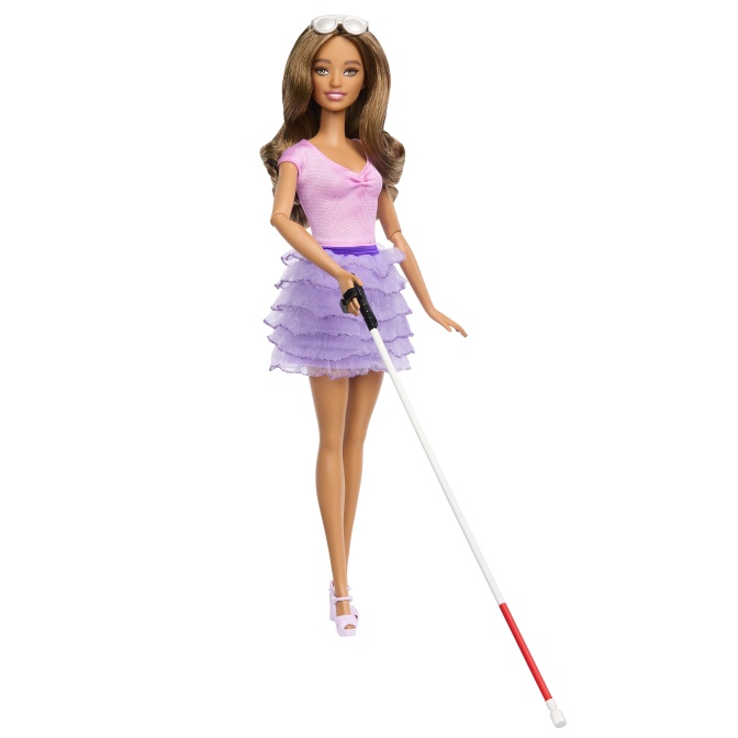 Eine Barbie mit braunen Haaren und einem Langstock in der Hand.