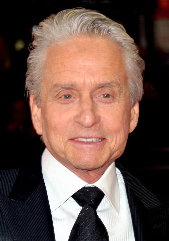 Michael Douglas in Anzug und Krawatte mit kurzen grauen Haaren.