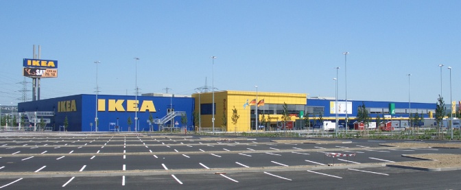 Ein langer, flacher Bau in Blau und Gelb mit IKEA-Schriftzug.