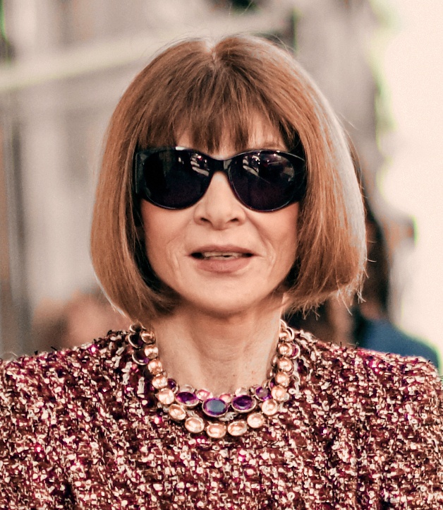 Anna Wintour mit kinnlangem Bob und einer großen schwarzen Sonnenbrille.