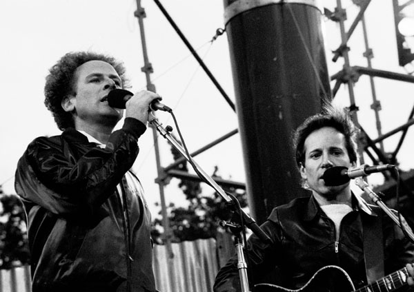 Schwarz-weiß-Foto der beiden Musiker. Sie singen auf einem Segelboot.