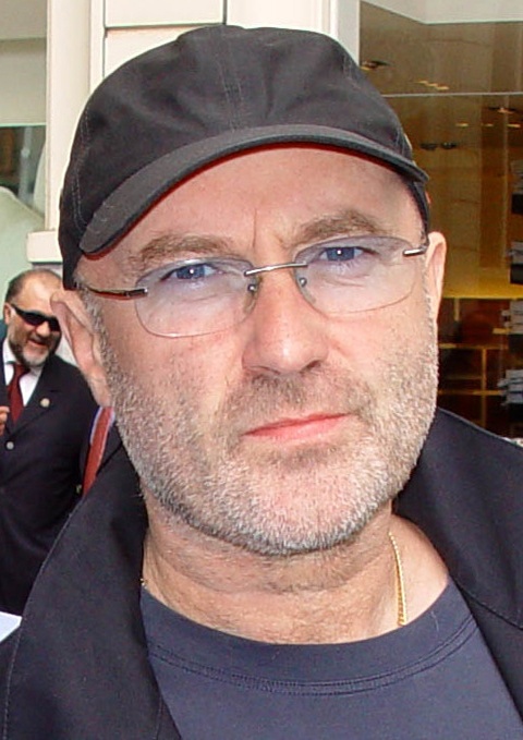 Phil Collins mit Schirmmütze und Dreitagebart.