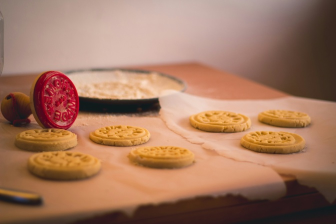 Runde Plätzchen auf Backpapier