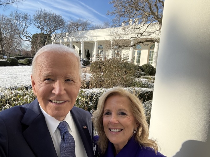 Ein Selfie von Joe und Jill Biden vor dem Weißen Haus