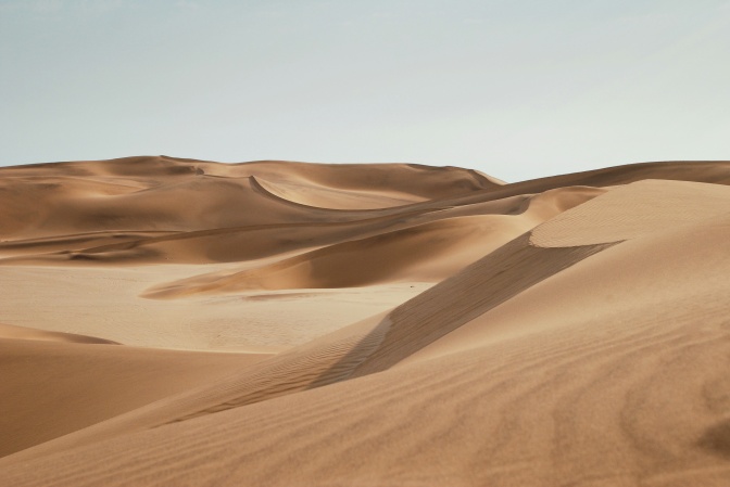 Sanddünen vor blauem Himmel