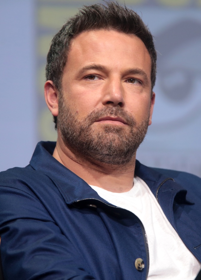 Ben Affleck mit Dreitagebart in einem weißen Shirt und blauem Hemd.