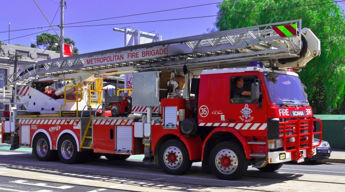 Ein rotes Feuerwehrauto mit einer langen, ausfahrbaren Leiter