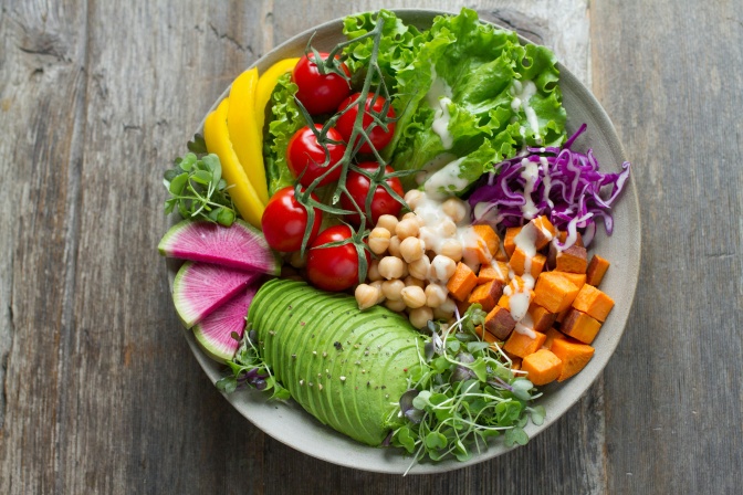 Eine Schüssel mit Salat mit verschiedenen Zutaten