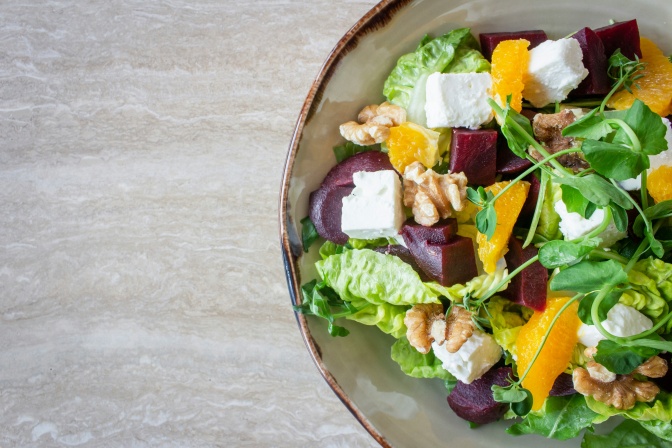 Eine Schüssel mit Salat mit verschiedenen Zutaten