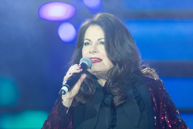 Marianne Rosenberg auf der Bühne. Sie hält ein Mikro in der Hand und singt.