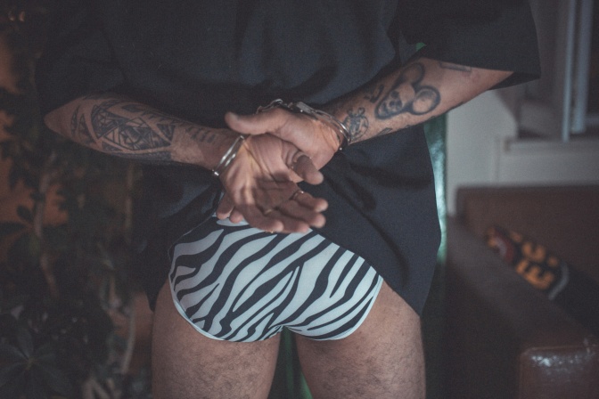 Ein Mann in einer Zebraunterhose. Man sieht nur seinen Unterkörper und er wurde von hinten fotografiert.