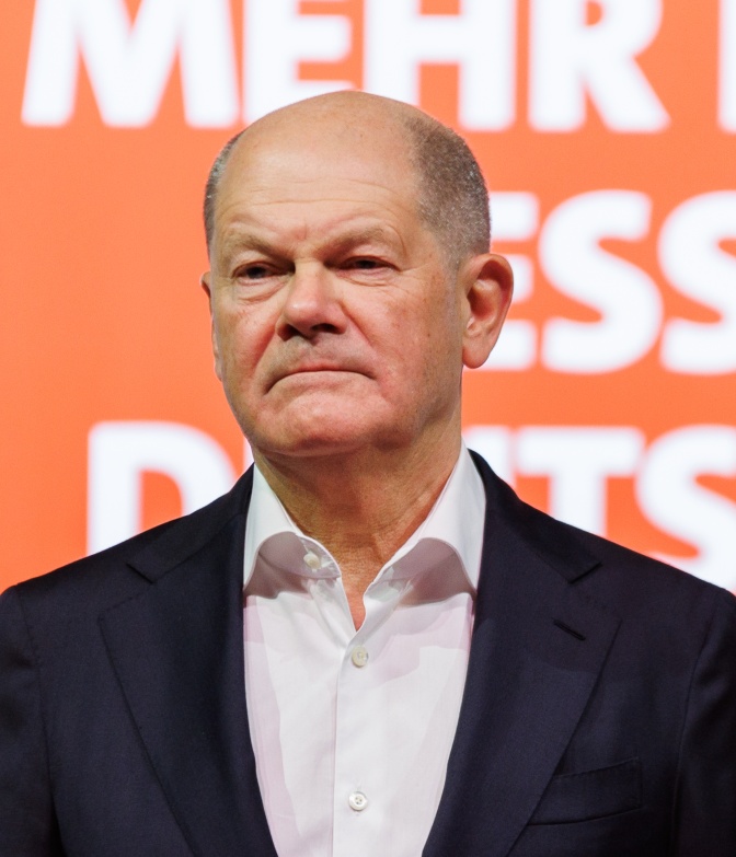 Olaf Scholz in weißem Hemd und
