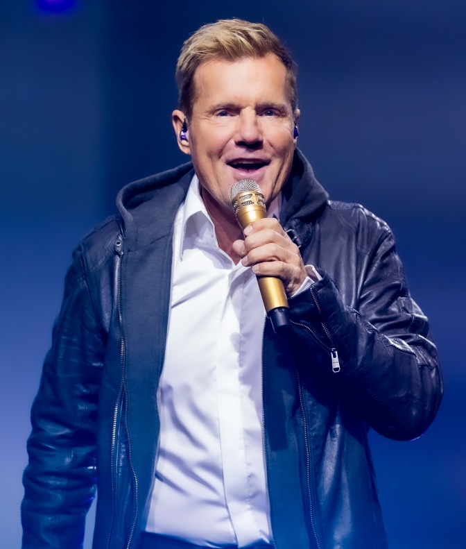Dieter Bohlen in einem weißen Hemd und mit Lederjacke.