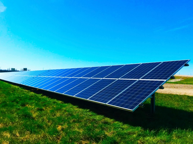 Ein Solarpanel unter strahlend blauem Himmel.