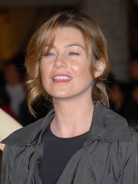 Ellen Pompeo in einem schwarzen T-Shirt mit einer grauen Jacke.