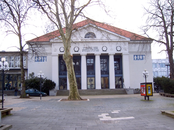 Ein weißes Gebäude mit Säulen am Eingang