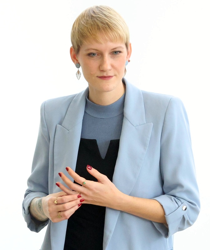 Sophie Koch mit kurzen blonden Haaren in einem hellblauen Blazer